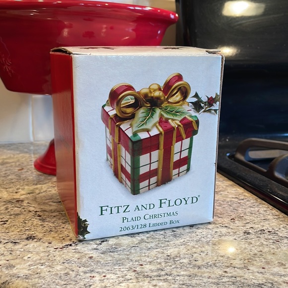 Fitz and Floyd plaid Christmas lidded box - Picture 4 of 4